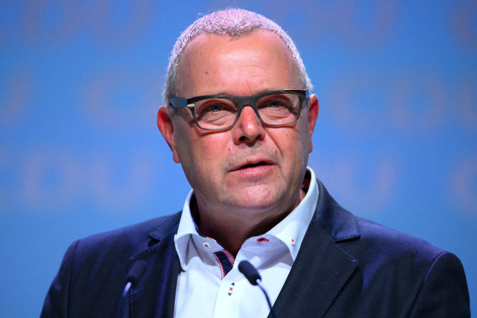 Brandenburgs Innenminister Michael Stübgen (62, CDU) fordert die Bereitstellung von Hilfsgeldern aus Deutschland und der EU zur Verbesserung der Lage der Menschen in Griechenland.