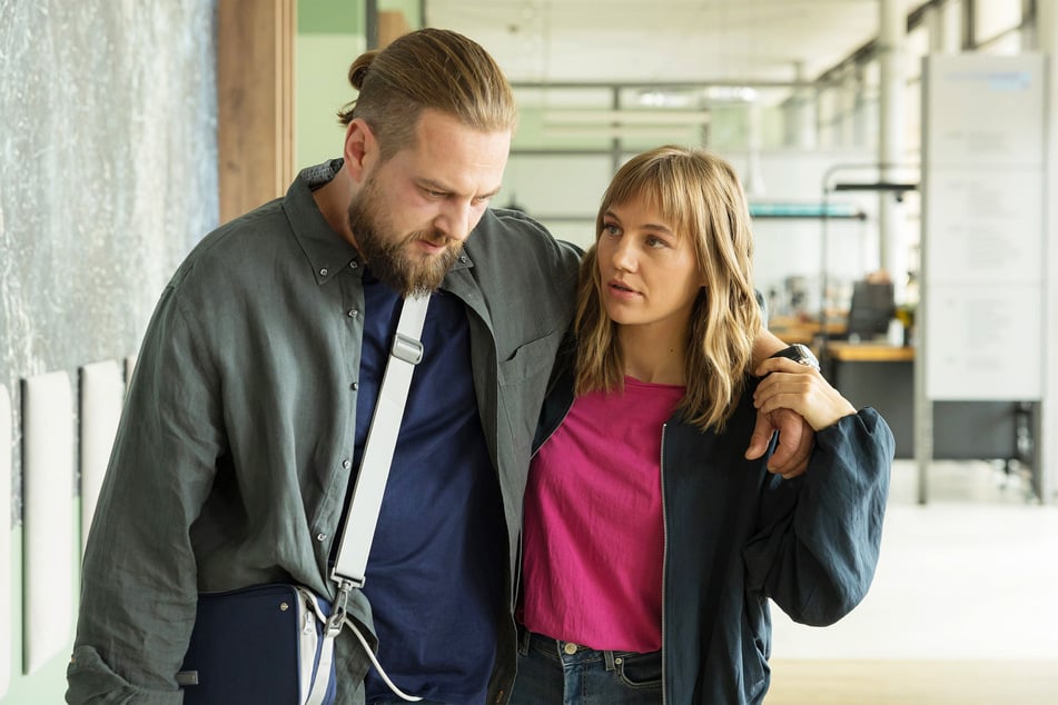 Lisa Schroth (Louise Sophie Arnold, 25) bringt ihren Bruder Jakob Heilmann (Karsten Kühn, 37) ins Krankenhaus.