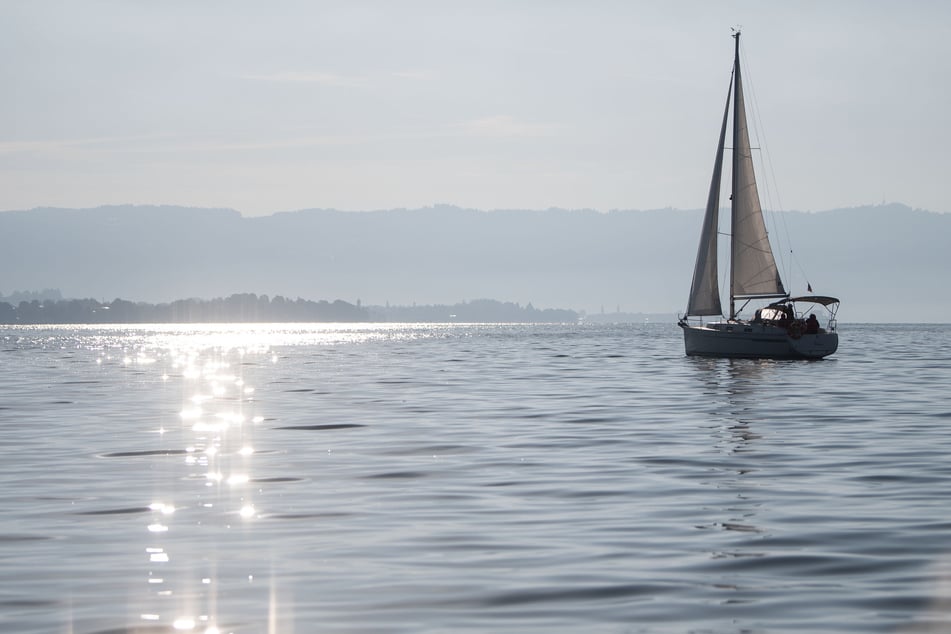 Bei einem Zusammenstoß zwischen einem Motorboot und einem Segelboot auf dem Bodensee ist eine Frau ums Leben gekommen. (Symbolbild)