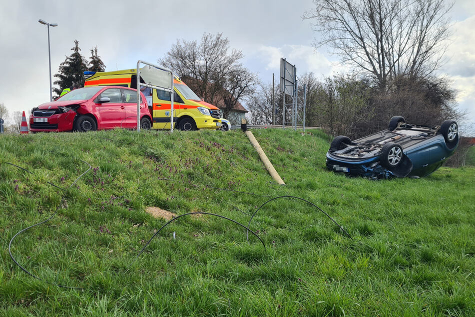 Im Leipziger Ortsteil Althen-Kleinpösna ist es am Mittwochnachmittag zu einem heftigen Unfall gekommen. Eines der Fahrzeuge wurde dabei von der Straße gerammt.