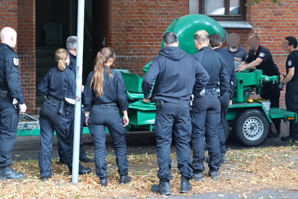 Nachbarn bemerken offene Tür: Kurz darauf sind Kampfmittelräumdienst und LKA im Einsatz