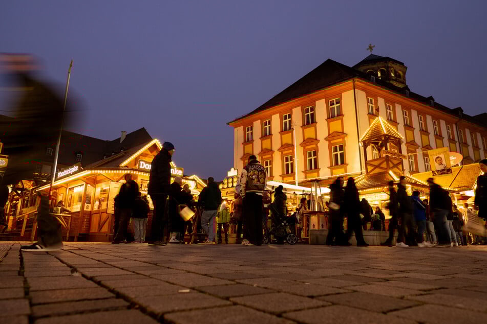 Glühwein im Oktober: Bayreuth startet mit seinem "Winterdorf" in die Saison