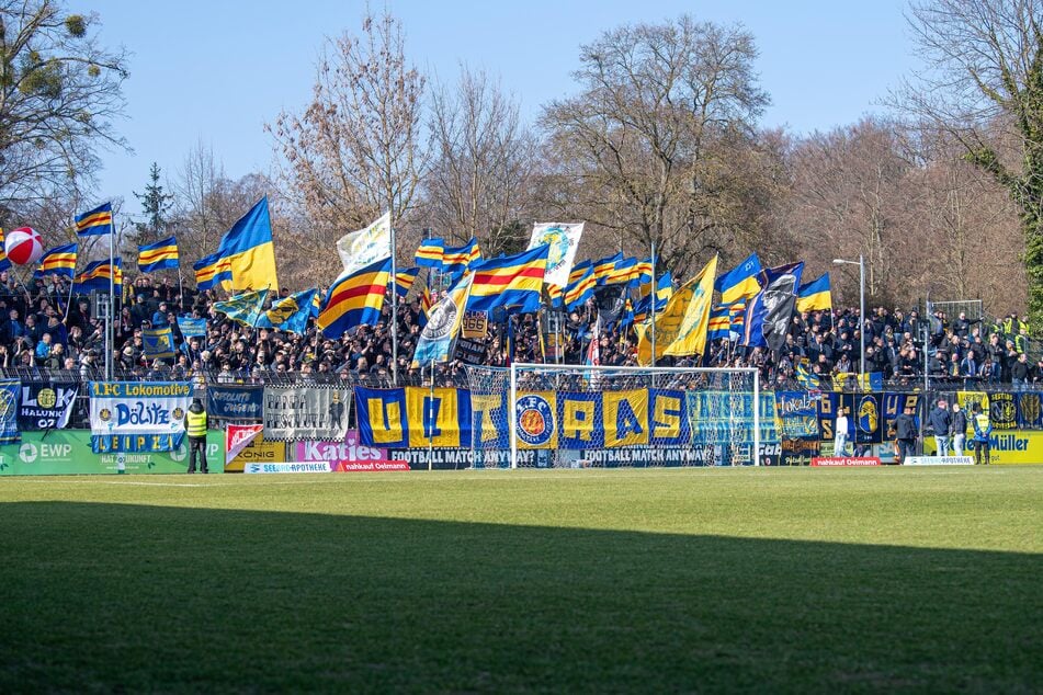 Mehrere Hundert Lok-Fans begleiteten ihr Team bei frühlingshaftem Wetter nach Potsdam-Babelsberg.