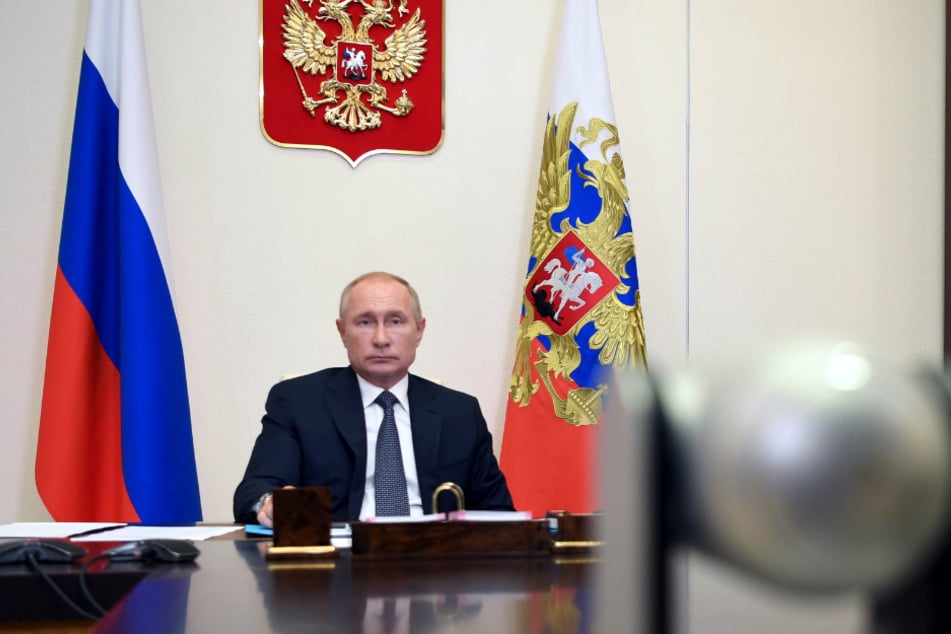 Putin hat die weltweit erste staatliche Zulassung eines Impfstoffs gegen Corona bekanntgegeben.