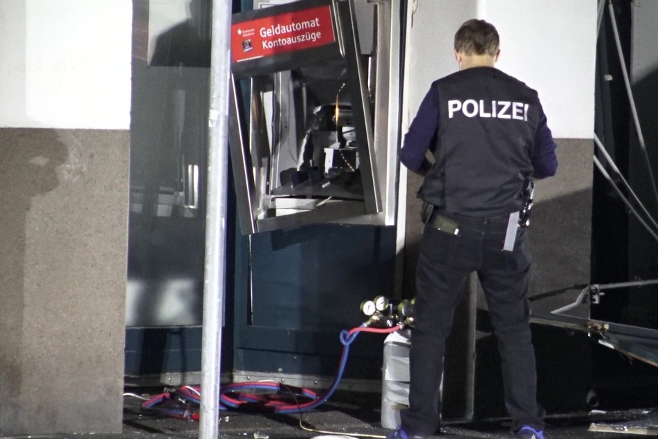 Ein Polizist am Tatort: An der Ellerstraße wurde ein Bankautomat gesprengt, die Täter flüchteten.