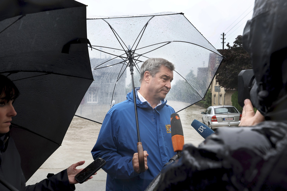 Bayerns Ministerpräsident Markus Söder (57, CSU) besuchte das Hochwassergebiet in Diedorf.