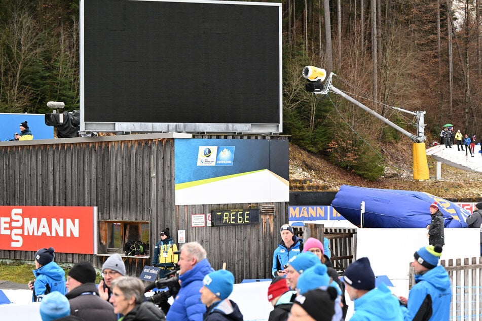 Das Display der Leinwand ist wegen der Strom-Probleme während des Biathlon-Weltcups in der Chiemgau Arena teils dunkel geblieben.