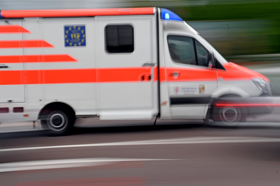 Mercedesfahrer fährt Kind an und haut einfach ab: 12-Jähriger im Krankenhaus