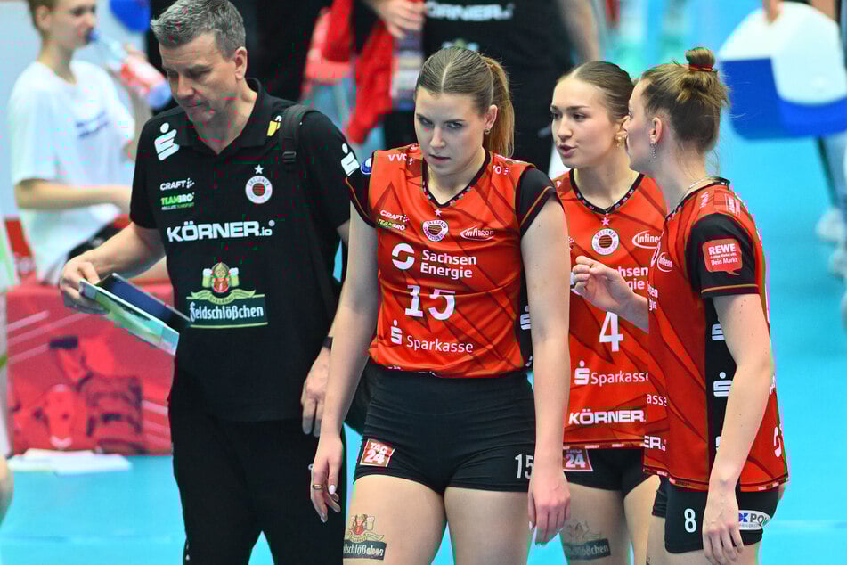 Guter Auftritt, aber trotzdem verloren. Bei Marta Levinska (24, M.) und DSC-Coach Alex Waibl (57, l.) überwog nach der Niederlage die Enttäuschung.