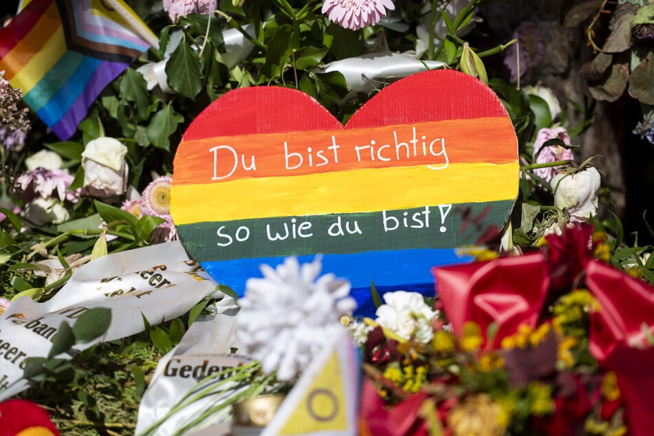 In der Nähe des Anschlagsortes drücken Menschen ihre Trauer aus.