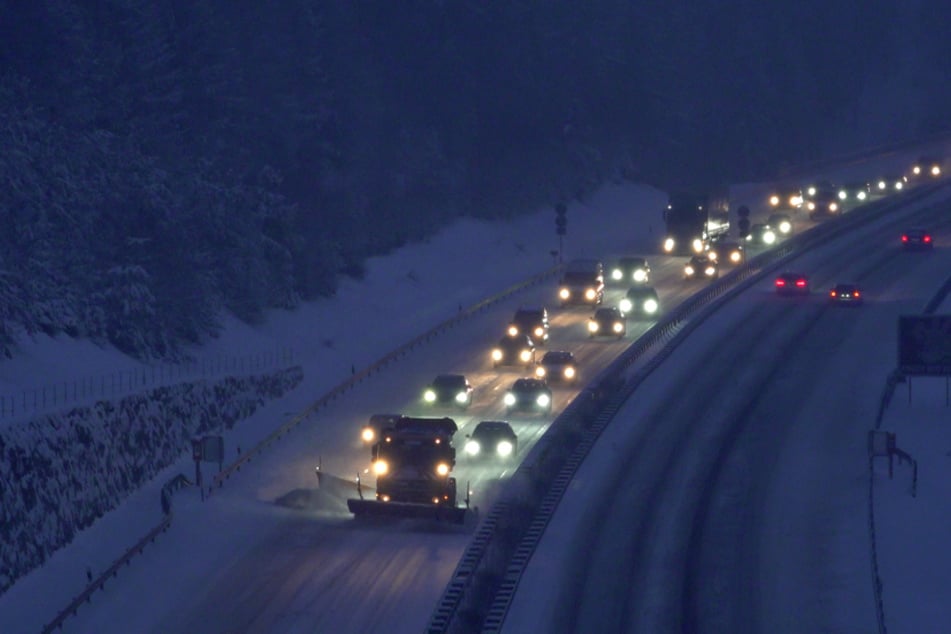 Der Dienstagmorgen auf Thüringens Autobahnen war geprägt von Schnee.