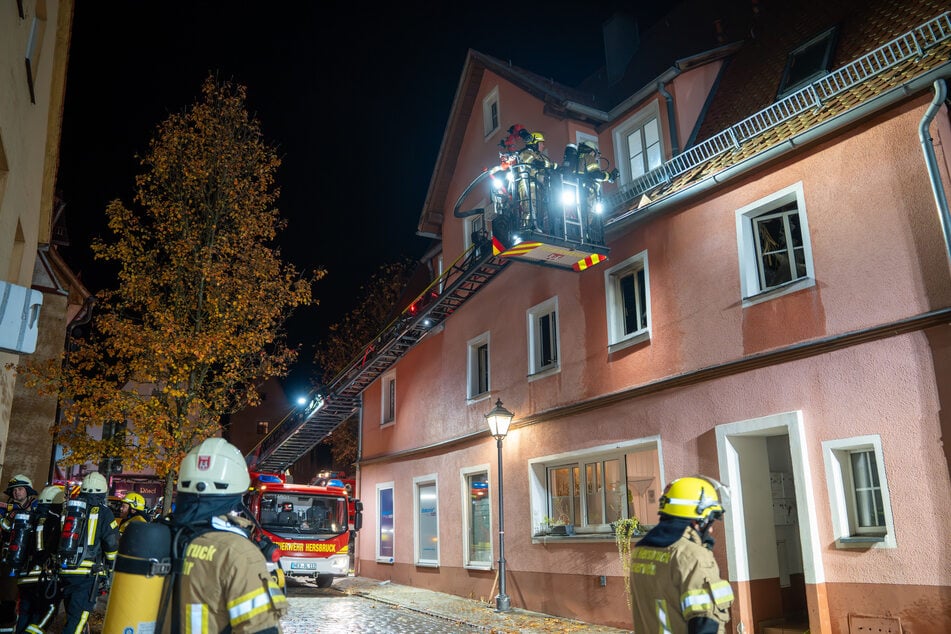 Die Feuerwehr entdeckte in der Brandwohnung eine tote Person.