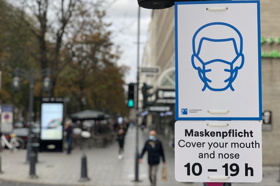 Die Landeshauptstadt Düsseldorf lässt seit Dienstag wegen Corona an rund 600 Standorten Hinweisschilder für eine Maskenpflicht an öffentlichen Orten anbringen.