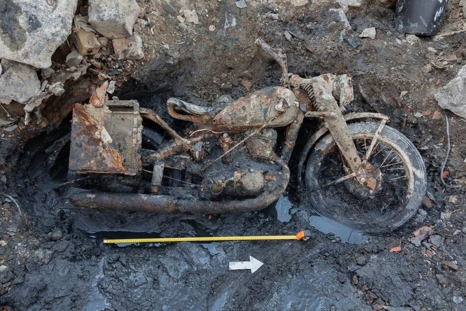 Im Flussbett, zwischen Geröll und Schlamm, wurde ein Wehrmachts-Motorrad vom Typ DKW NZ 350-1 entdeckt.