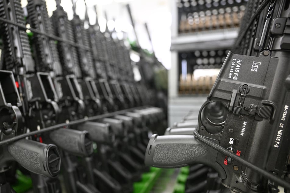 Fertige Sturmgewehre vom Typ HK416 stehen in der Produktionshalle in Oberndorf.
