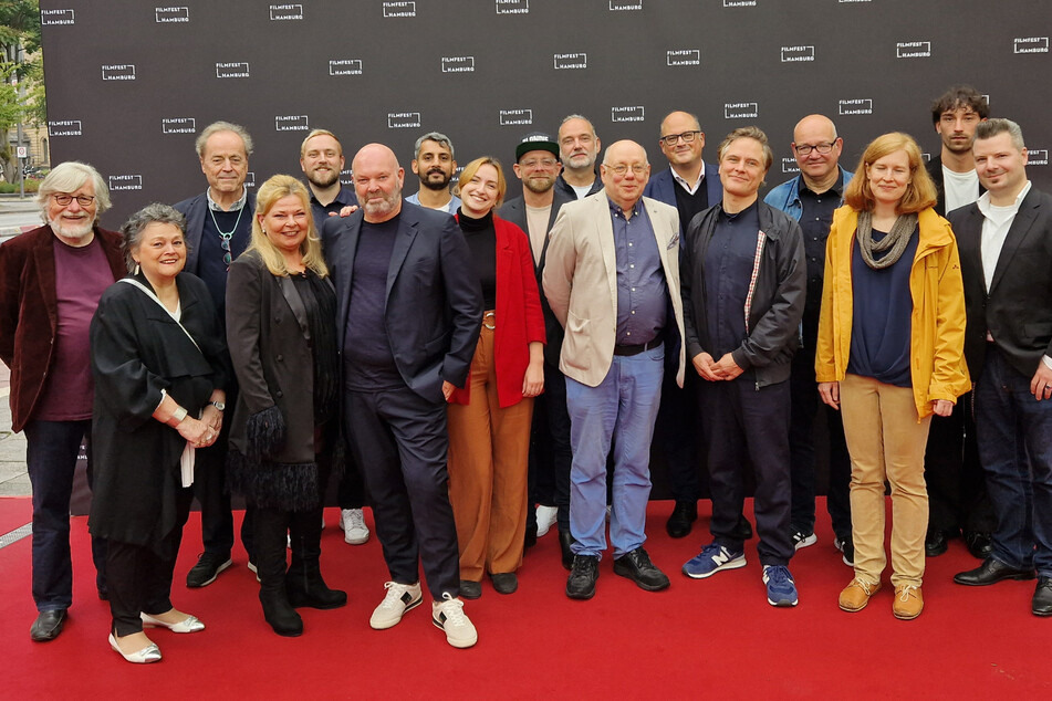 Cast und Crew von "Loriot 100" auf dem roten Teppich des Filmfests Hamburg. Am 6. November wird der Dokumentarfilm um 20.15 Uhr auf ARD gezeigt.