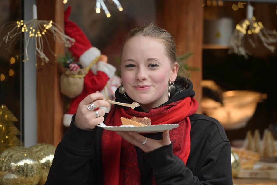 TAG24-Praktikantin Luise Böhme (15) testet die kulinarische Neuigkeit auf dem Striezelmarkt.