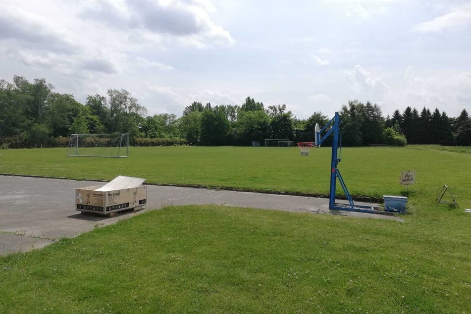 Neben einem Basketballkorb gibt es eine Rasenfläche zum Trainieren.