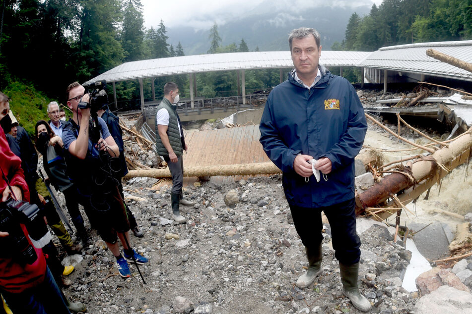 Bayerns Ministerpräsident Markus Söder (54) steht bei der durch Unwetter zerstörten Bob- und Rodelbahn am Königssee.