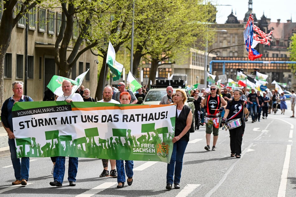 AfD und "Freie Sachsen" haben Berührungspunkte. In zwei Städten bilden AfD-Politiker und "Freie Sachsen" sogar gemeinsame Stadtratsfraktionen. Das Foto entstand bei einer Demonstration auf dem Theaterplatz in Dresden im April vergangenen Jahres.