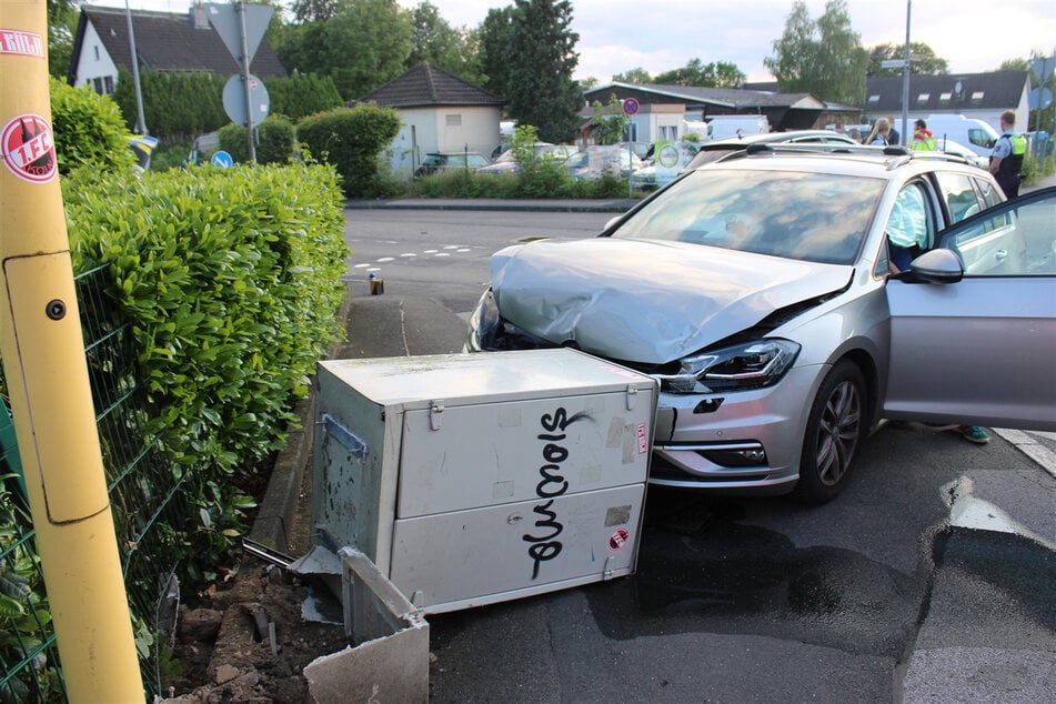 VW räumt Audi ab, zwei Insassen verletzt: Polizei bemerkt sofort, was hier faul ist!