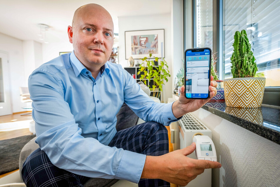 Sparkassen-Sprecher Sven Mücklich (46) besitzt zu Hause smarte Heizthermostate, die er nach individuellem Bedarf auf dem Handy steuert.