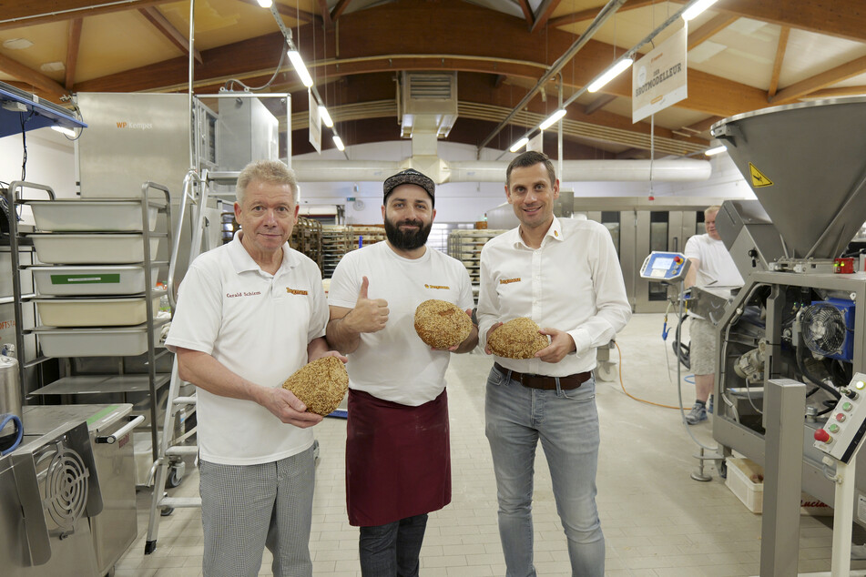 Teig in unglaublichen Mengen, Tausende Gebäcke und riesige Öfen: Jobtester Dr. Emkus (M.) ist von den interessanten Abläufen in der Bäckerei begeistert.