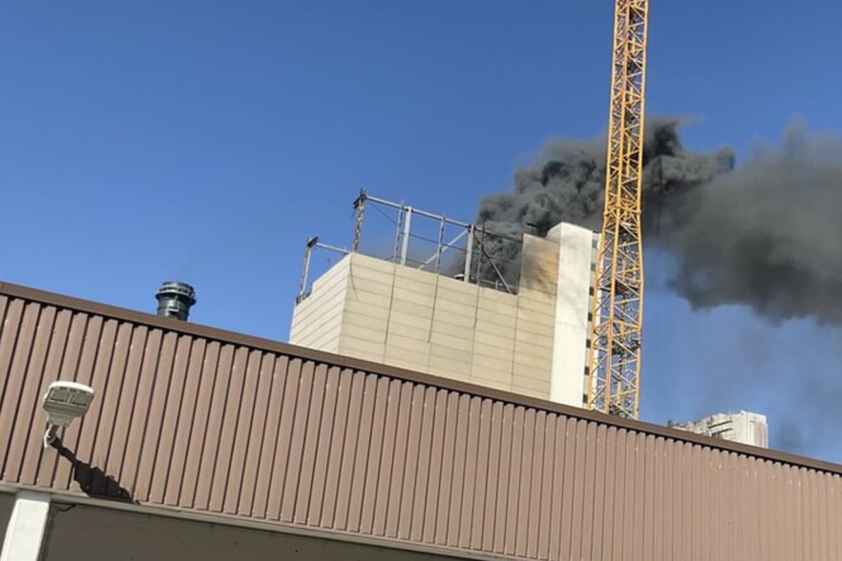 Berlin: Großbrand am Kraftwerk: Feuerwehrleute kämpfen in 44 Metern Höhe gegen Flammen