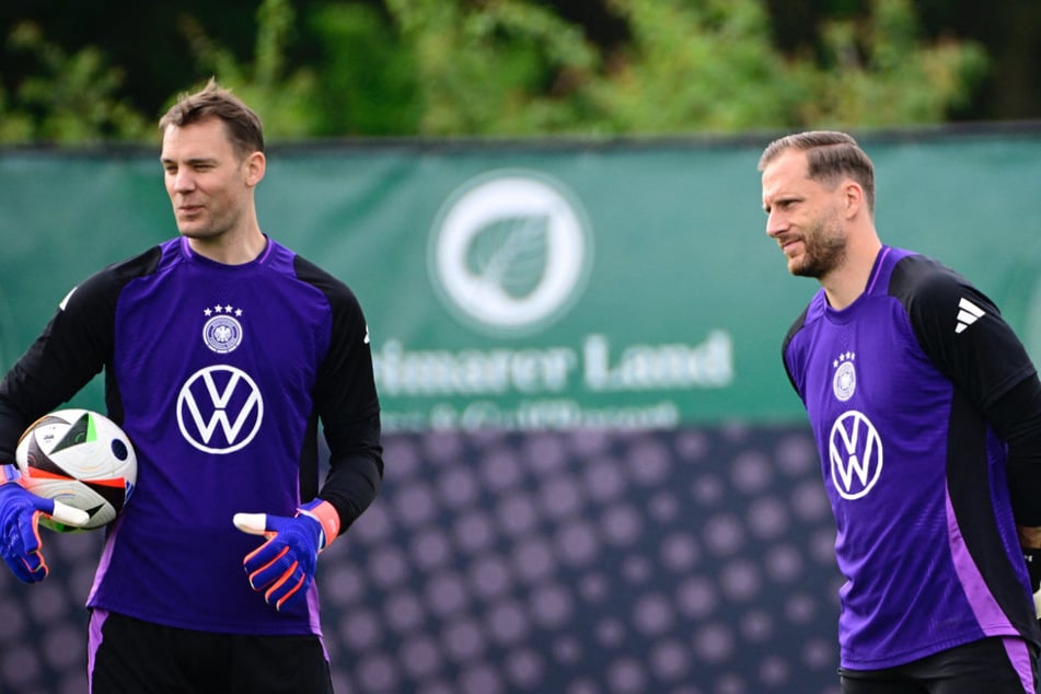 Manuel Neuer (40, l.) könnte mal wieder als Nummer 1 bei der WM im Tor stehen. Oliver Baumann (35) muss dann von der Bank aus zusehen.