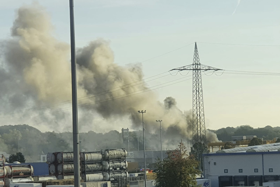 Nach der Explosion stieg eine große Rauchwolke in den Himmel.