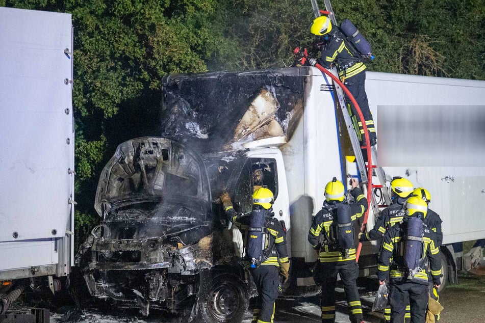Leipzig: Fahrerhaus von Iveco brennt aus: Kleinlaster durch Feuer schwer beschädigt