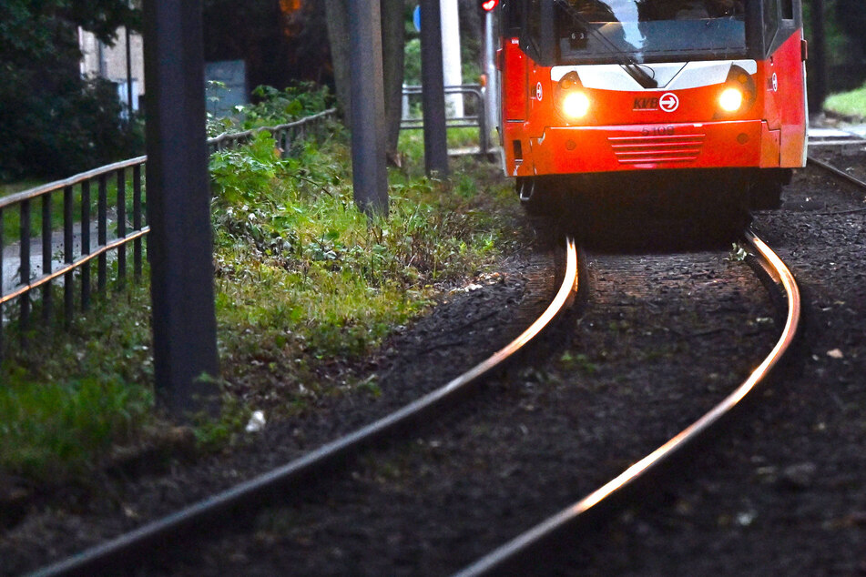 Ein Autofahrer verwechselte die Straßenmarkierungen und landete in einem Gleisbett der MVB-Straßenbahnen. (Symbolbild)