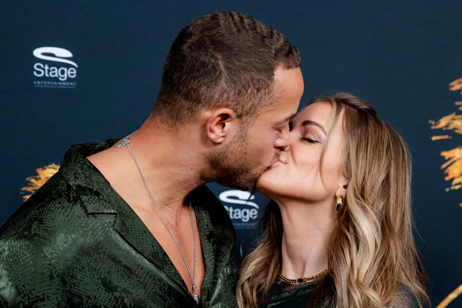 Seit vier Jahren führen der Ex-"Bachelor" und die 34-Jährige eine Beziehung.