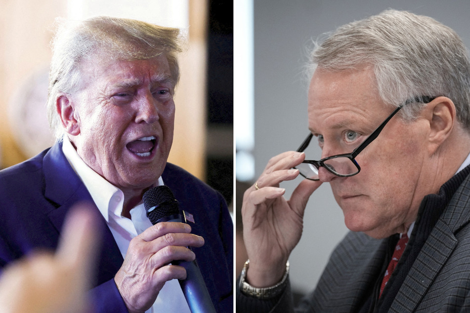 Mark Meadows (r.), former White House chief of staff, reportedly told investigators that he doesn't recall Donald Trump ever declassifying government documents.