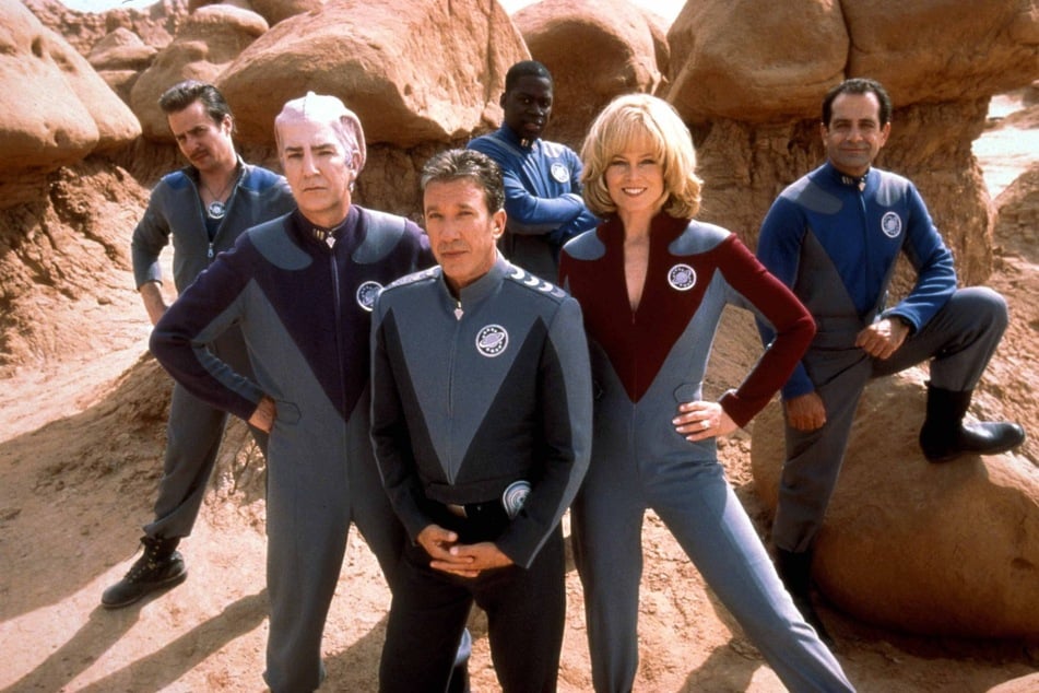 Alan Rickman (†69, vorn l.), Tim Allen (71) und Sigourney Weaver (75) nehmen "Star Wars" & Co. auf die Schippe.