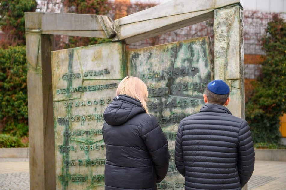 Oberbürgermeisterin Simone Borris (61, parteilos, l.) und Tziki Tzvi Avisar (46), Bürgermeister der israelischen Partnerstadt Kiryat Motzkin am Mahnmal für die zerstörte Synagoge.