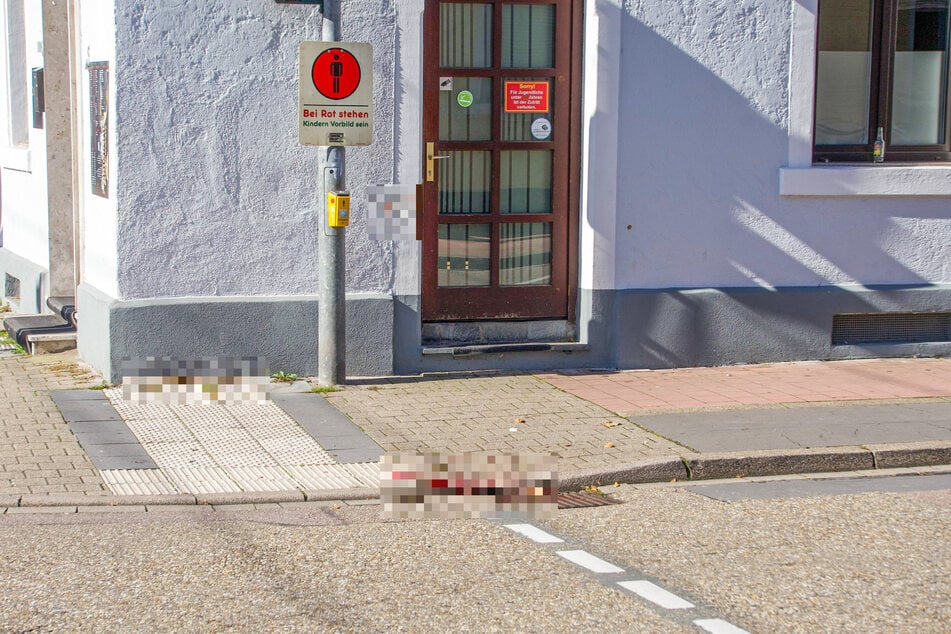 Blutspuren auf dem Bürgersteig erinnern an die nächtliche Messerattacke von Rastatt.