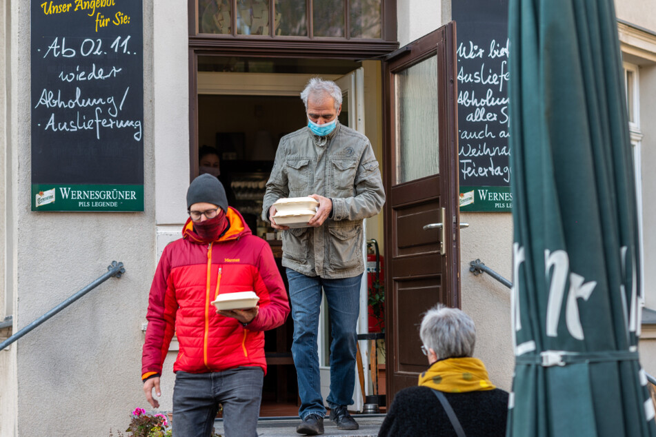 Stammkunde Andreas Nitzschke (61, r.) und sein Sohn David Kantelberg (34) holten sich ihr Mittagessen bei "Ronny's Restaurant" ab.