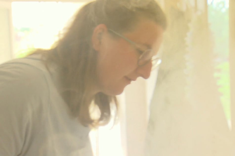 Als Julia (27) ein Brot backen will, kommt es zu einer starken Rauchentwicklung.