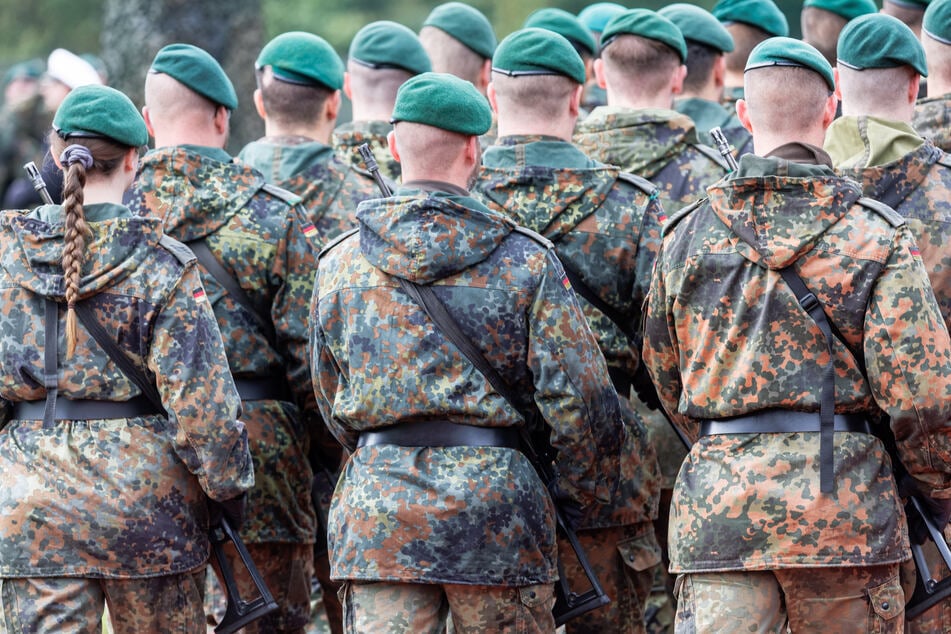 Geht es nach der Frauen-Union, sollen auch junge Frauen den Fragebogen der Bundeswehr verpflichtend ausfüllen müssen. (Archivbild)
