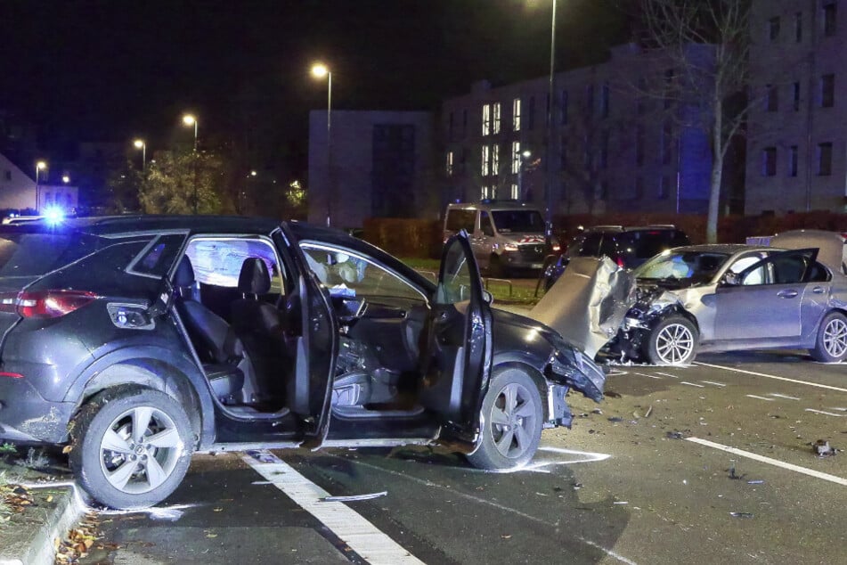 Beide Fahrzeuge erlitten bei dem Crash einen Totalschaden und mussten abgeschleppt werden.