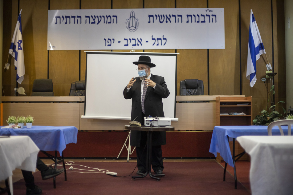 Der Rabbiner Ezra Trab erklärt während eines Kurses wie man das Musikinstrument Schofar bläst.