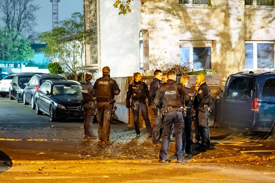 Ein größeres Aufgebot an Polizeikräften versammelte sich rund um das Wiesbadener Autohaus.