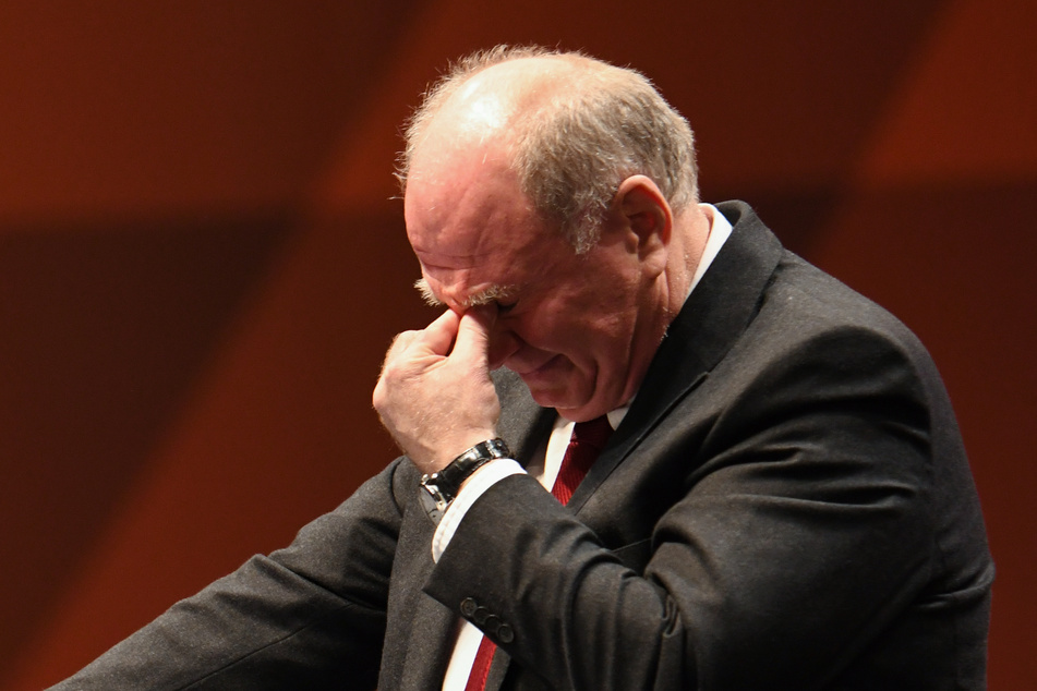 Uli Hoeneß (68), Ehrenpräsident des FC Bayern München, fordert eine längere Aussetzung der Fußballspiele. (Archivbild)