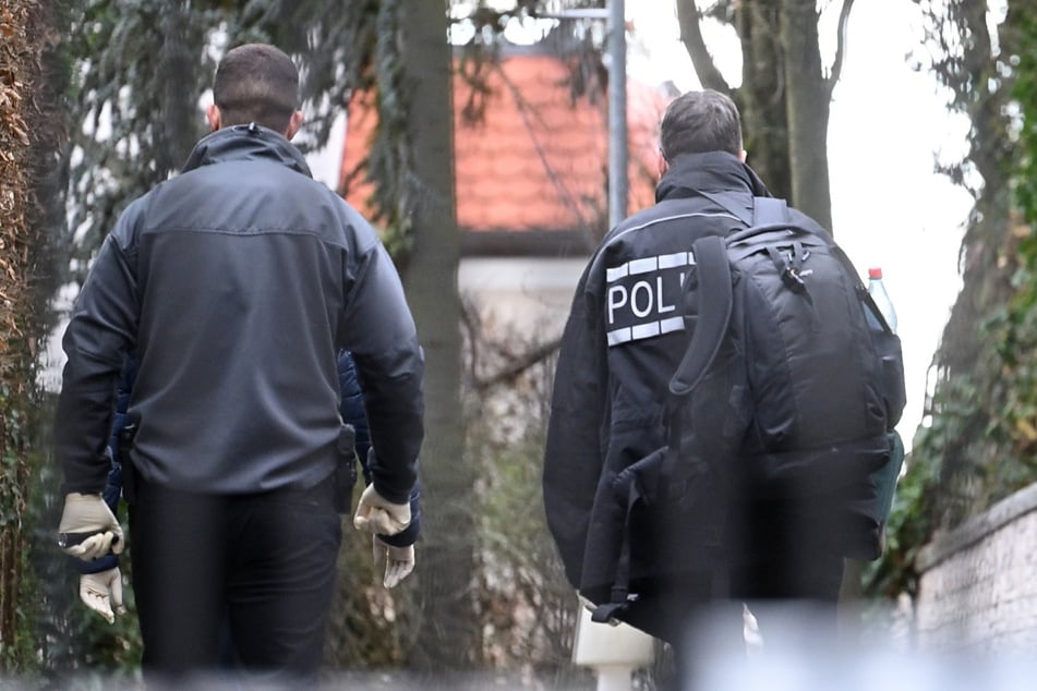 Polizisten sicherten am Mittwoch Spuren an der Villa in der Leibnizstraße.