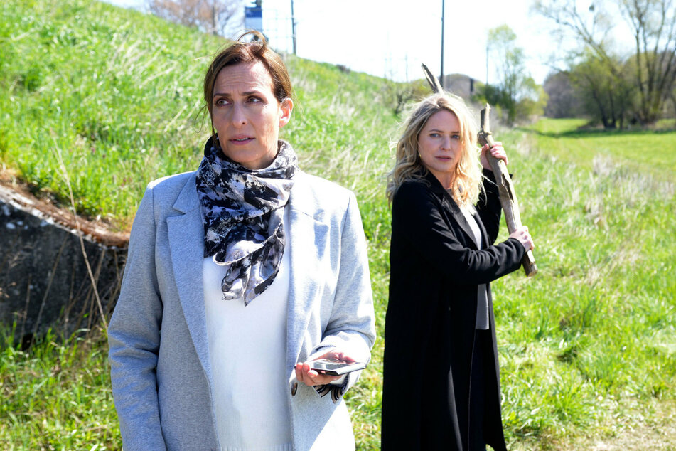 Katrin (l.) ahnt nichts von der Bedrohung durch Melanie.