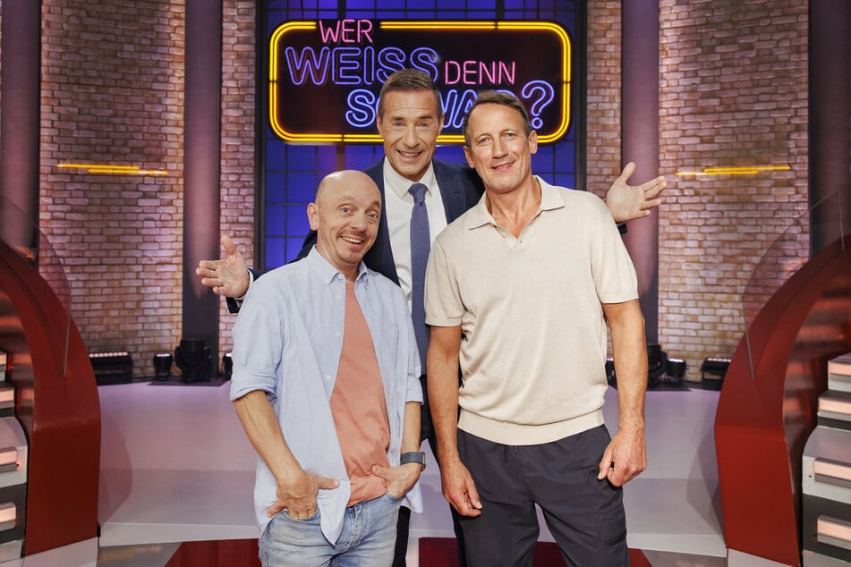 Wotan Wilke Möhring (58, r.) ist seit der zwölften Staffel von "Wer weiß denn sowas?" fester Teamkapitän an der Seite von Moderator Kai Pflaume (58) und Bernhard Hoëcker (55, l.).