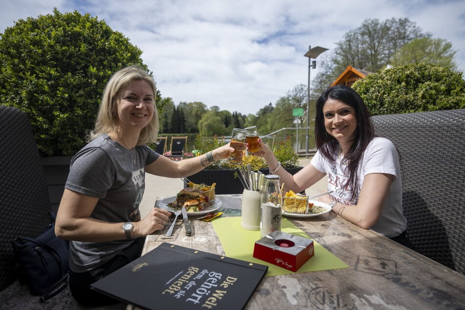 Cindy Schneidewind (40) aus Lawitz in Brandenburg und Sindy Nitzsche (38) aus Chemnitz genießen ihr Mittag auf der Terrasse der Pelzmühle.