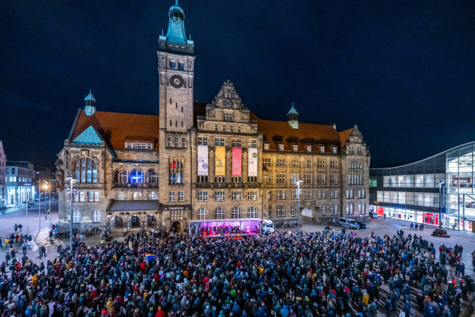 Über 2000 Demonstranten versammelten sich am Mittwochabend vor dem Chemnitzer Rathaus.