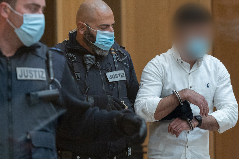 Stuttgart, am Mittwoch: Ein Angeklagter (r.) wird vor der Verkündung des Urteils in den Gerichtssaal geführt.